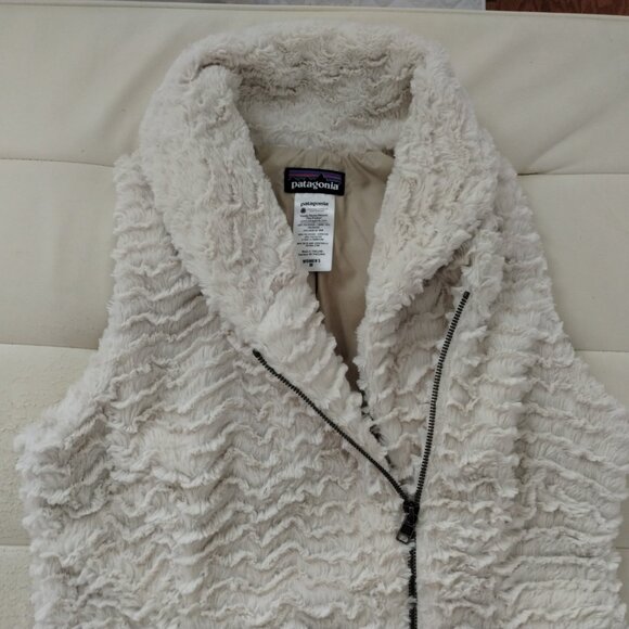 Women's MEDIUM Patagonia Fluffy Beige Vest - Picture 2 of 9